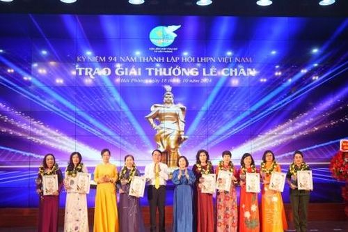 8 cán bộ phụ nữ được trao tặng giải thưởng Lê Chân