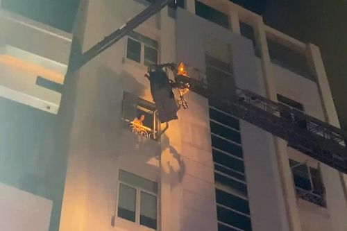 Cứu nhiều người mắc kẹt trong đám cháy tòa nhà 7 tầng ở Đà Nẵng