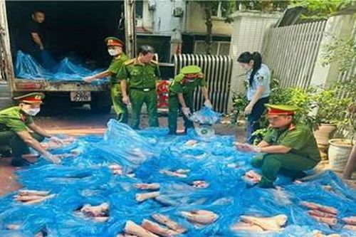 Tịch thu và tiêu hủy hơn 1 tấn chân giò không rõ nguồn gốc, xuất xứ