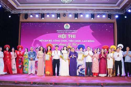 Thí sinh Trần Hà Trang đạt giải Hoa khôi Hội thi 'Nữ cán bộ, công chức, viên chức duyên dáng và tài năng' năm 2024