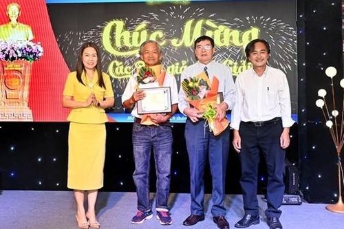 'Vẻ đẹp thi ca' đánh thức miền Đông đất đỏ