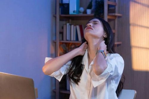 Vì sao ngày càng nhiều người trẻ mắc bệnh đau mỏi vai gáy?