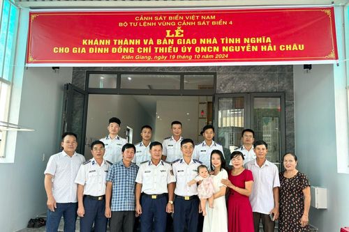 Cảnh sát biển bàn giao 'Nhà tình nghĩa' cho quân nhân có hoàn cảnh khó khăn