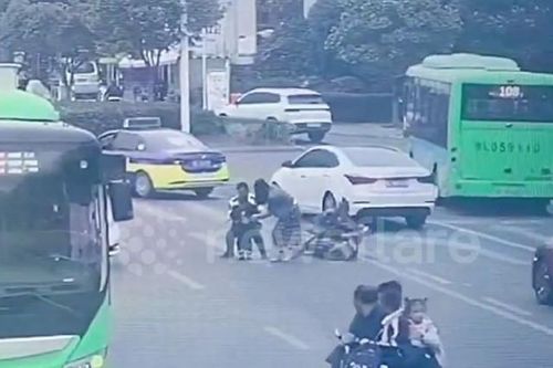 Tài xế xe buýt phản ứng cực nhanh, cứu mạng bé trai trên phố