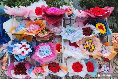 Chi tiền triệu cho một bó hoa 20/10