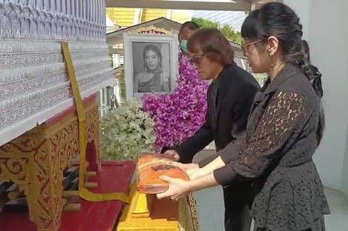 Nam ca sĩ tông xe khiến cô gái tử vong cùng vợ đến lễ hỏa táng, tiễn đưa nạn nhân lần cuối