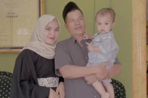 Cô bé 9 tuổi đi ăn đám cưới người quen, 10 năm sau trở thành vợ chú rể