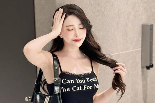 Quỳnh Nga chăm khoe vẻ ngoài nét căng với váy áo hai dây mỏng manh