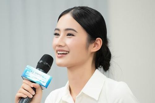 Hoa Hậu Ý Nhi trổ tài nói ba thứ tiếng khi ngồi 'ghế nóng' chấm thi nhan sắc