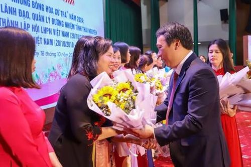 Thái Nguyên: Biểu dương 'Những bông hoa xứ Trà'
