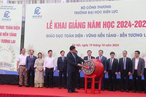 Gần 4.500 sinh viên Trường Đại học Điện lực rạng rỡ ngày khai giảng