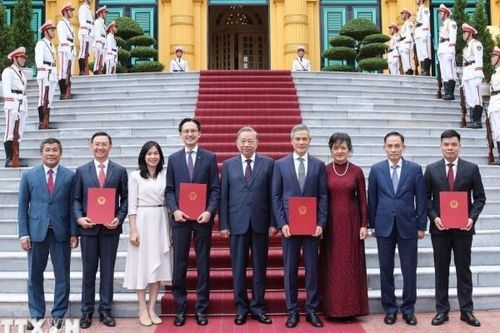 Nhân sự 18/10: Tổng Bí thư trao quyết định bổ nhiệm; Mặt trận Tổ quốc Việt Nam chốt nhân sự lãnh đạo