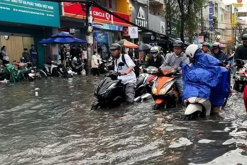 Triều cường và mưa lớn gây ngập nhiều tuyến đường tại TP. Hồ Chí Minh