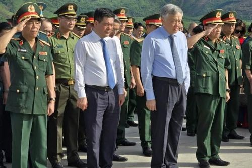 Phó Thủ tướng Thường trực Nguyễn Hòa Bình dâng hương tại Khu tưởng niệm Vườn Gòn - Đá Bàn
