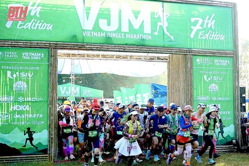 1.500 VĐV trong nước, quốc tế sôi nổi tranh tài tại Giải chạy Marathon băng rừng Việt Nam - Pù Luông 2024