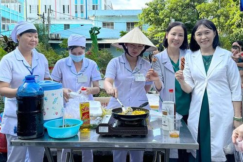 Bệnh viện Sản - Nhi An Giang tổ chức 'Gánh hàng rong', kỷ niệm Ngày Phụ nữ Việt Nam