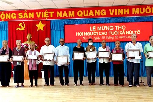 Mừng thọ 1.778 cụ cao tuổi ở huyện Tri Tôn
