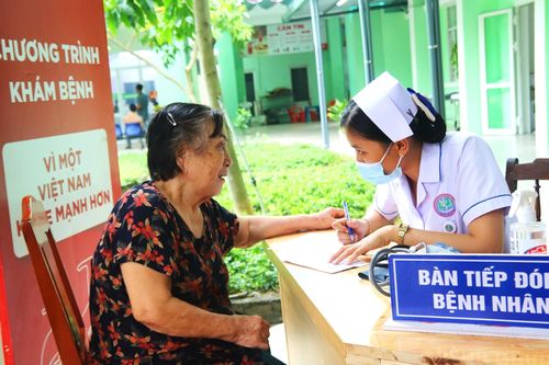 Chăm lo sức khỏe cho người nghèo