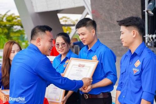Tuyên dương 5 tập thể và 20 cá nhân có mô hình phát triển kinh tế, sản xuất kinh doanh giỏi