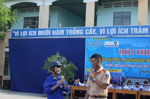 Hội thi tuyên truyền Luật trật tự, an toàn giao thông đường bộ tại Trường THPT Nguyễn Du