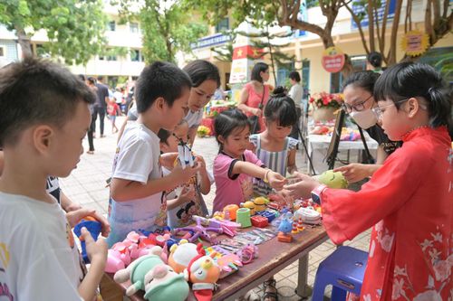 Sôi nổi 'Phiên chợ yêu thương'