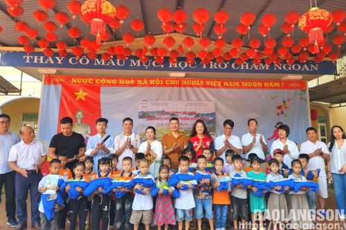 Hội Chữ thập đỏ tỉnh phối hợp trao 200 suất quà cho học sinh có hoàn cảnh khó khăn tại huyện Bắc Sơn