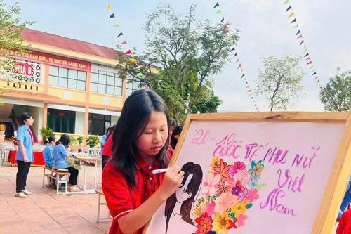Hơn 1.000 học sinh làm thiệp tranh 'Tri ân người phụ nữ tôi yêu'.