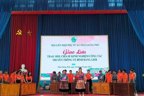 Phụ nữ Thải Giàng Phố chia sẻ kinh nghiệm truyền thông về bình đẳng giới