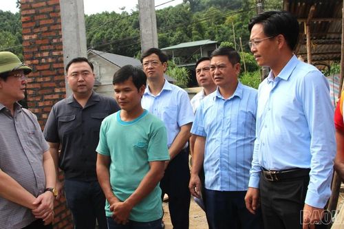 Đoàn công tác của Trung ương Hội Nông dân Việt Nam thăm và tặng quà gia đình hội viên tại Bảo Yên