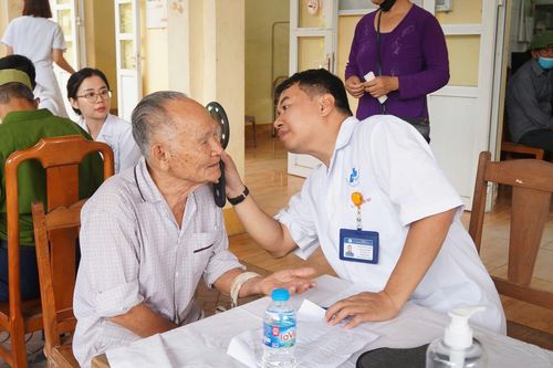 400 người dân bị ảnh hưởng mưa lũ được khám bệnh, cấp thuốc miễn phí