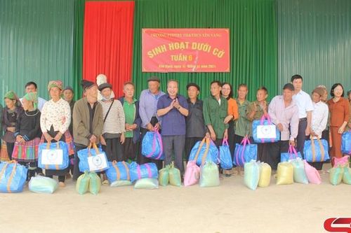 Câu lạc bộ 'Bài ca trên núi Bắc Yên' tặng quà tại xã Tà Xùa và Xím Vàng