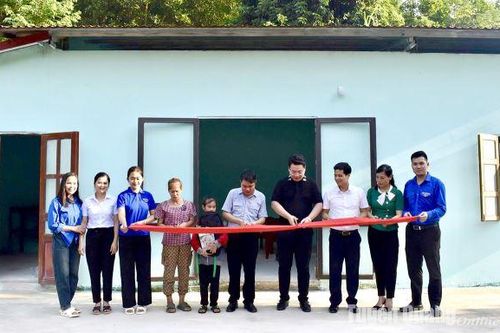 Trao tặng Ngôi nhà mơ ước cho học sinh Ma Thị Bình