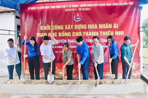 Hà Tĩnh: Trao tặng nhà tình nghĩa trên quê hương anh Lý Tự Trọng