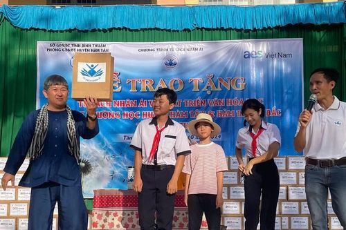 Trao tặng gần 4.000 đầu sách cho học sinh Bình Thuận