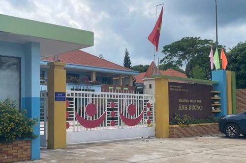 Hiệu trưởng xin nghỉ việc sau lùm xùm vụ khay cơm 'bèo bọt'