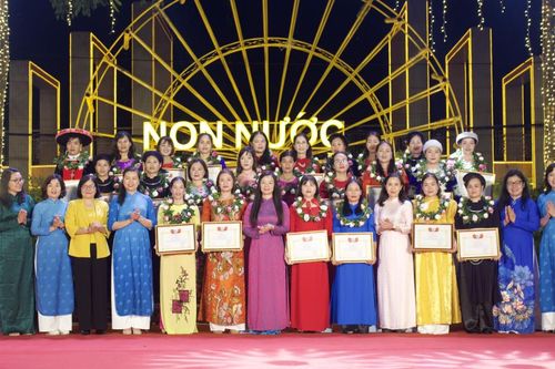 Biểu dương 24 chi hội trưởng phụ nữ xuất sắc trong thực hiện nhiệm vụ