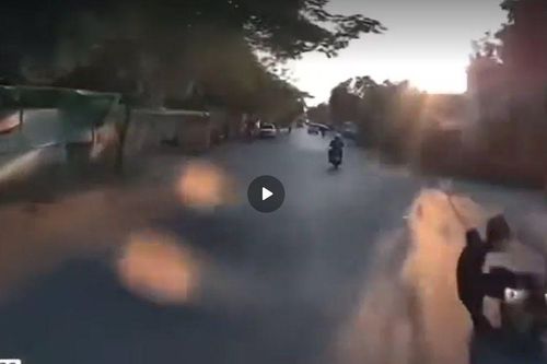 Clip khoảnh khắc taxi mở cửa bất ngờ khiến người đi xe máy tử vong ở Thái Bình