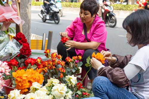 Giá hoa 20/10 tăng mạnh, người bán không kịp ngơi tay