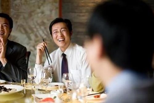 Trên bữa tiệc cuối năm, có 6 điều người EQ cao tuyệt không nói đến nhưng người EQ thấp lại hay thuận miệng khoe khoang