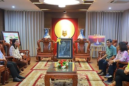 Gia đình nữ tướng Nguyễn Thị Định tặng nhiều hiện vật quý nhân ngày 20/10