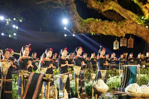 Ấn tượng trang phục thổ cẩm độc đáo tại Vũ điệu Ban Mê