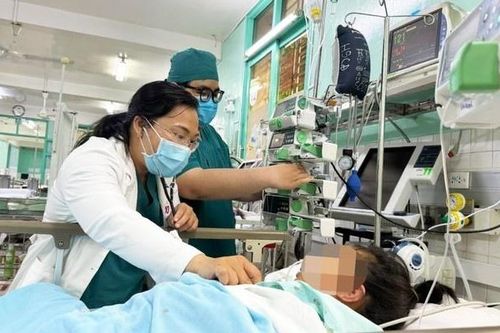 Bé gái than mệt, nhập viện đã ngừng thở vì tim đập 220 lần/phút