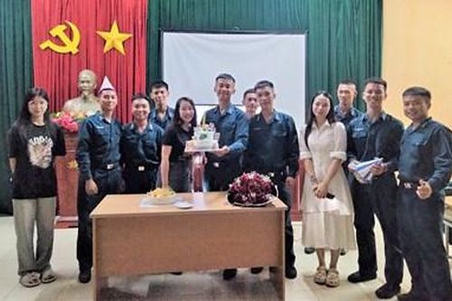 Sinh nhật trong vòng tay đồng đội