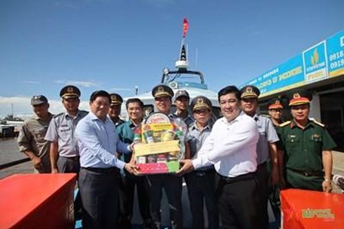 Chương trình 'Cùng ngư dân thắp sáng đèn trên biển' được tổ chức tại Cà Mau