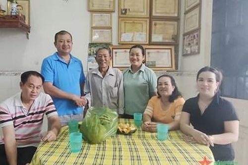 Quân nhân Quân đoàn 4 trả lại điện thoại và hàng trăm tờ vé số cho người đánh mất
