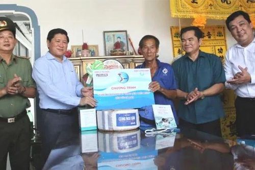 'Cùng ngư dân thắp sáng đèn trên biển' đến với ngư dân Cà Mau