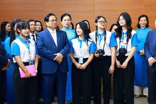 Phụ nữ đóng góp to lớn cho quá trình xây dựng và bảo vệ Tổ quốc