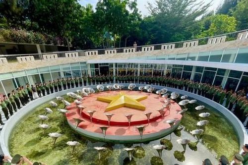 Đại biểu Liên hoan Truyền hình - Phát thanh CAND dâng hương tưởng niệm chiến sĩ Gạc Ma