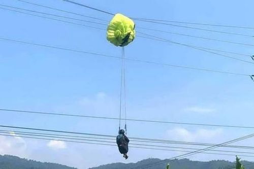 Cắt điện toàn xã để giải cứu vận động viên nhảy dù mắc kẹt trên dây diện