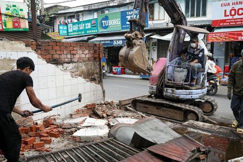Người dân giao mặt bằng để mở rộng đường, giảm kẹt xe mưa ngập ở TPHCM